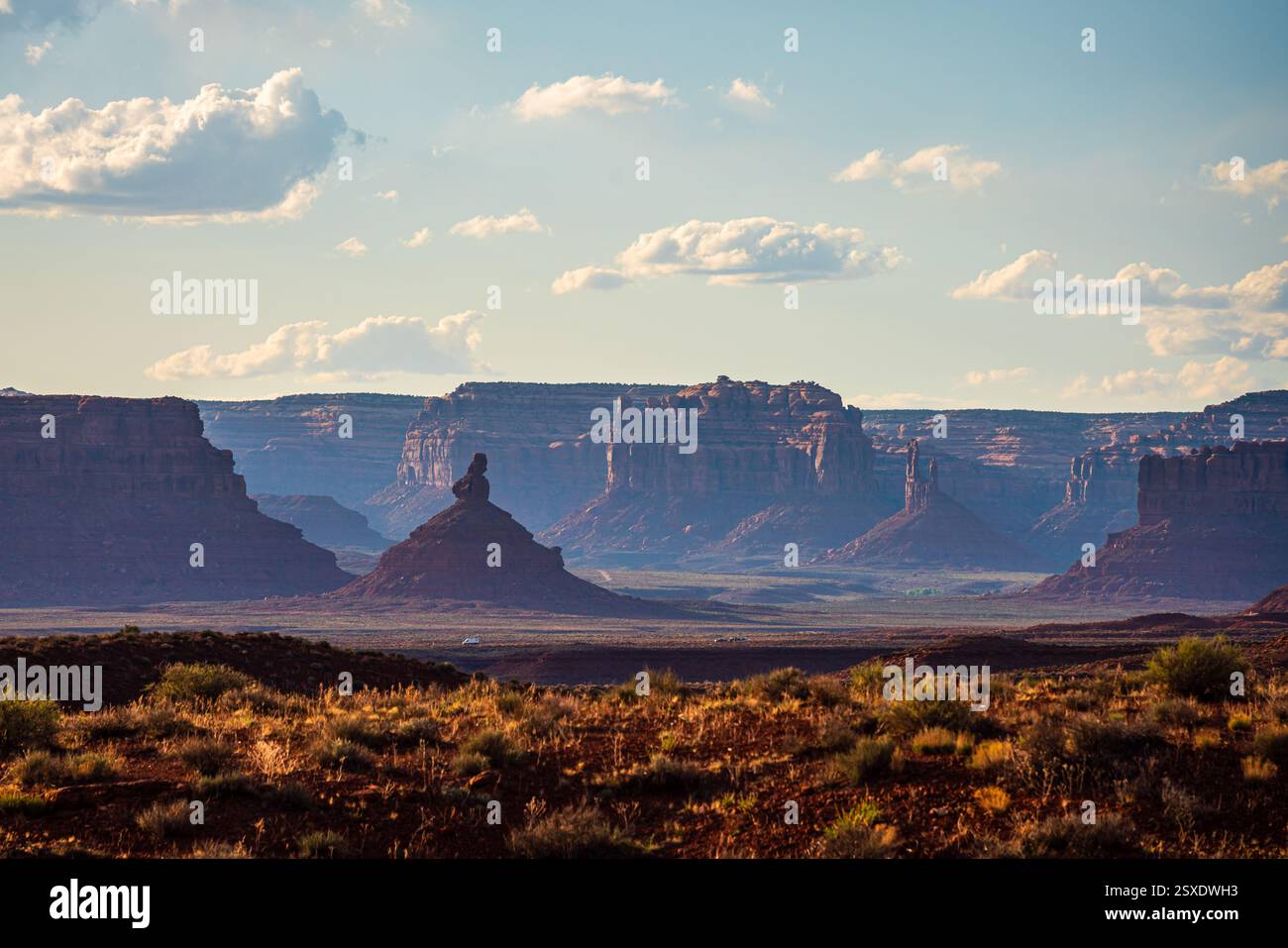 Panoramica valle di arenaria con torreggianti formazioni rocciose nel pomeriggio Foto Stock