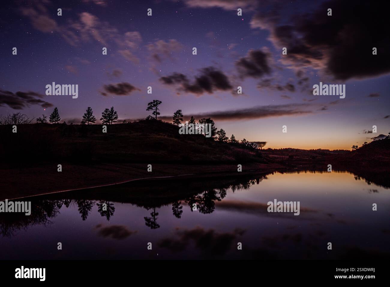 Crepuscolo in un lago remoto con riflessi perfetti Foto Stock