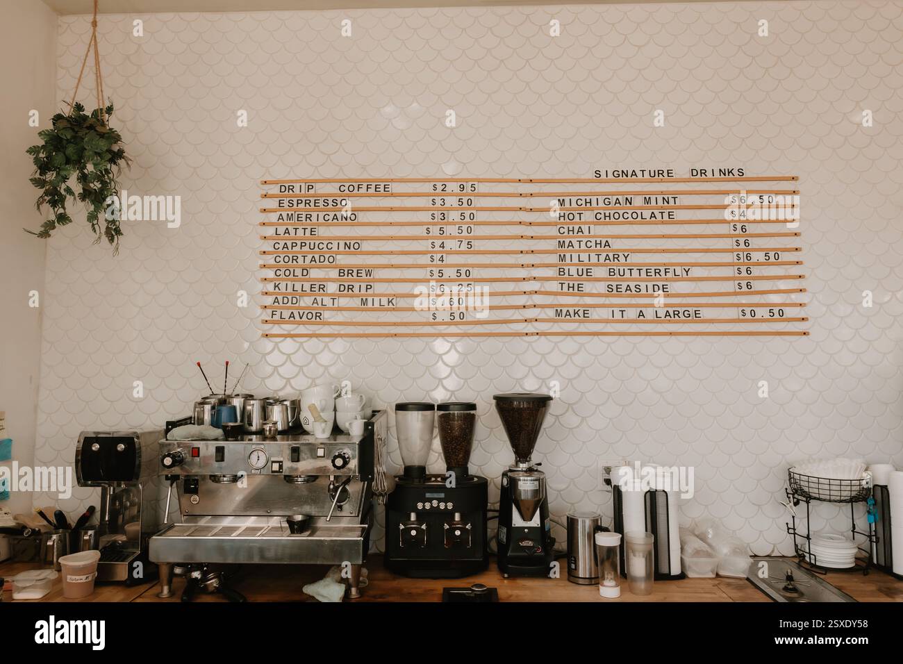 Menu del bar sopra la macchina per caffè espresso e macinacaffè Foto Stock