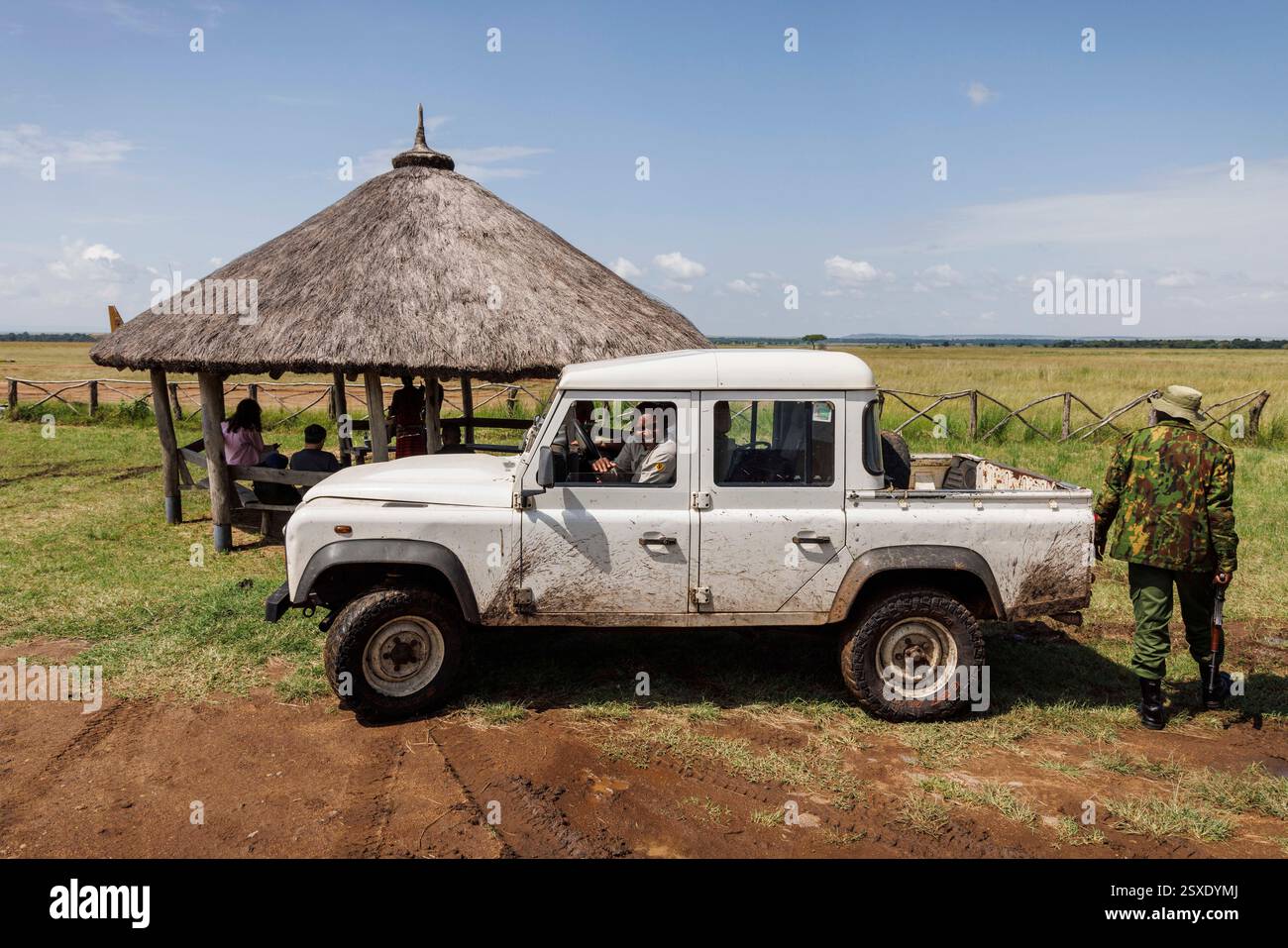 I ranger del parco aspettano i turisti nel Masai Mara in Kenya. Foto Stock