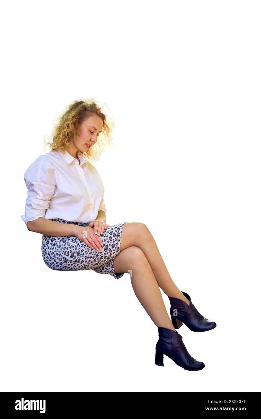 bella donna di mezza età negli anni '70, vestiti in stile anni '80 su una panchina isolata, png, Foto Stock