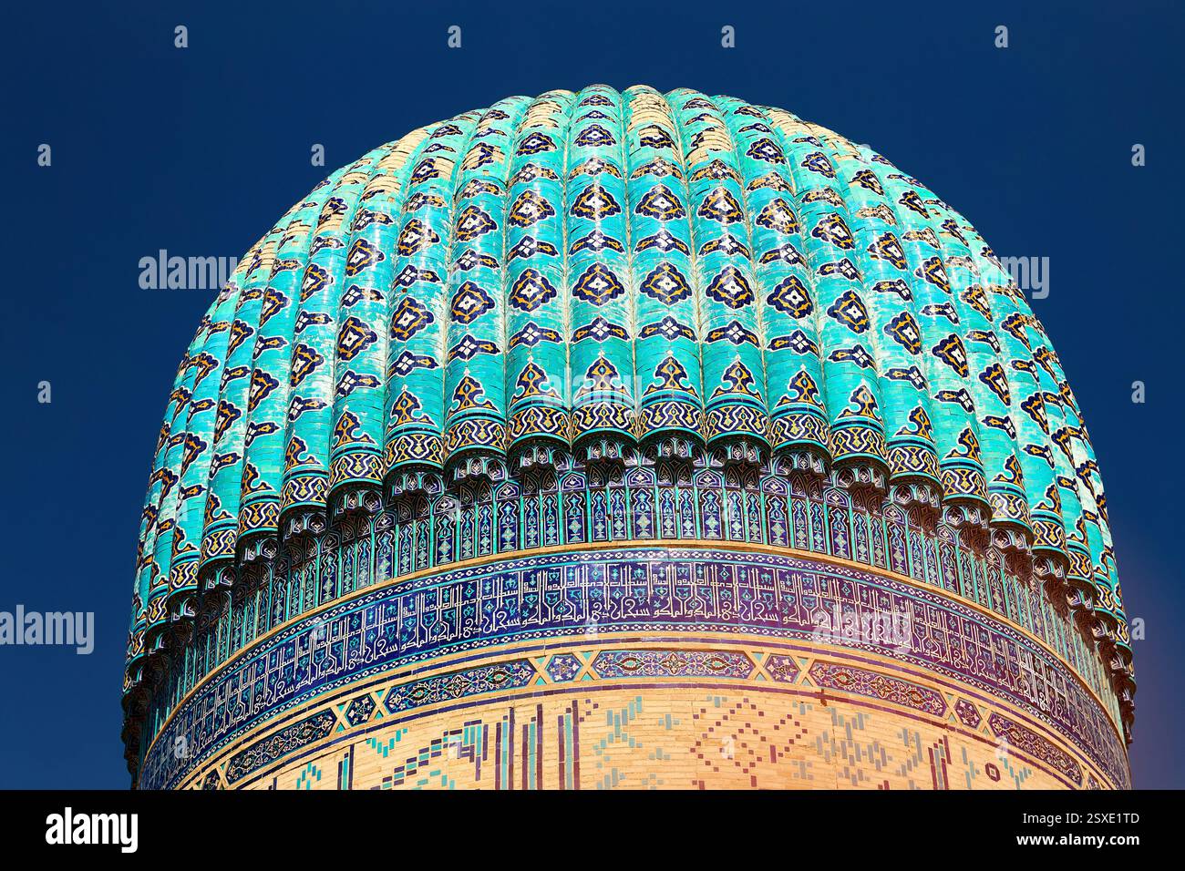Esterno del mausoleo Gur Emir con cupola e torri del famoso sovrano storico asiatico Amir Timur nel centro di Samarcanda, Uzbekistan Foto Stock