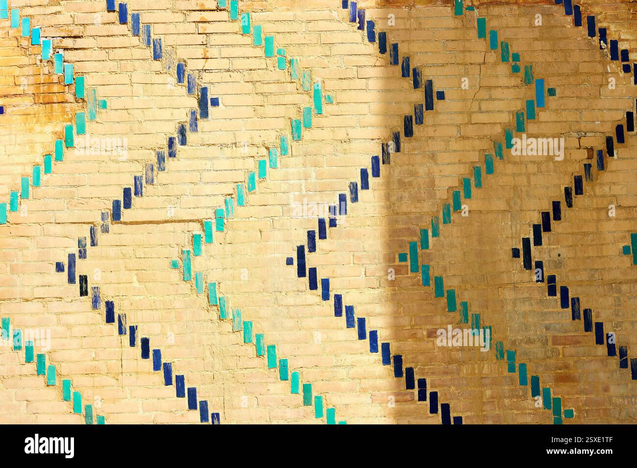 Muro esterno del mausoleo di Gur Emir con mosaico del famoso sovrano storico asiatico Amir Timur nel centro di Samarcanda, Uzbekistan Foto Stock
