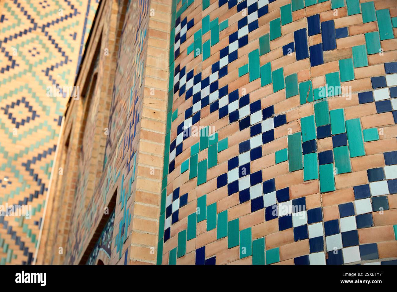 Torre esterna del mausoleo di Gur Emir con mosaico del famoso sovrano storico asiatico Amir Timur nel centro di Samarcanda, Uzbekistan Foto Stock