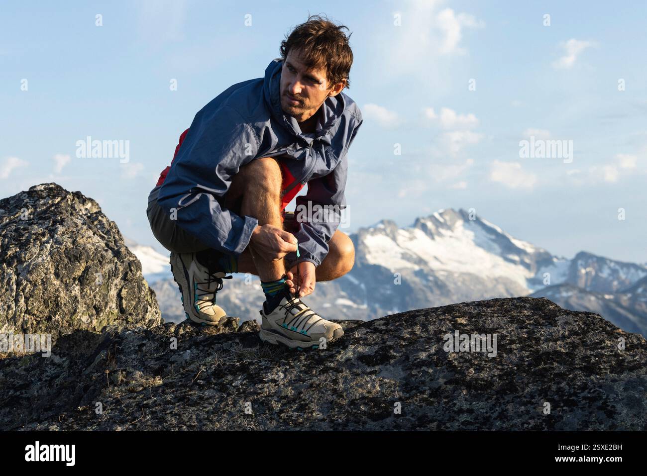 Spara su roccia con vista sulle montagne alle spalle Foto Stock