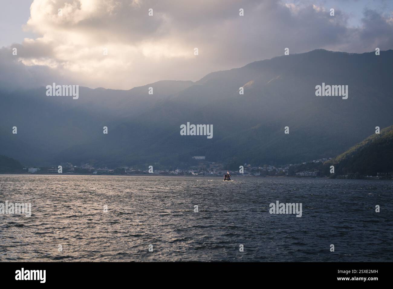 Foto del lago Kawaguchi, scattata dal ponte che lo divide Foto Stock