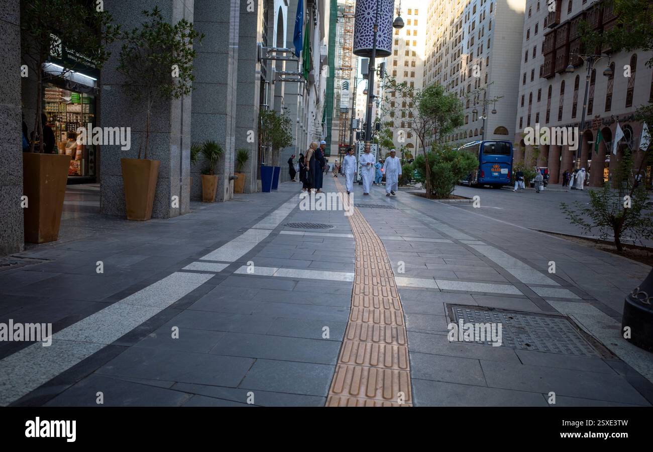 Medina, Arabia Saudita - 3 luglio 2024: Pavimentazione tattile gialla per non vedenti o ipovedenti sul pedone di Medina, Arabia Saudita. Foto Stock