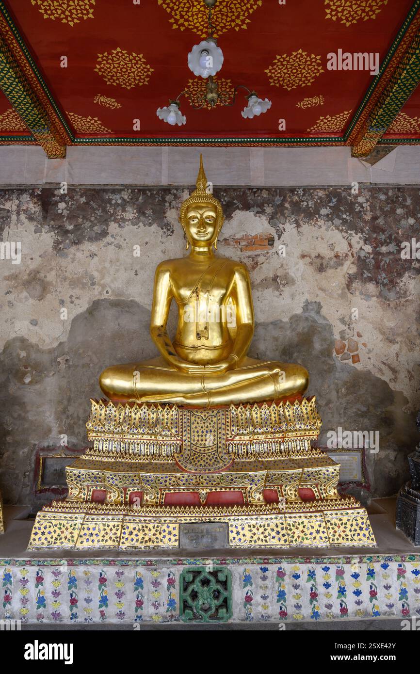 Bangkok, Thailandia. 20 febbraio 2025. Un Buddha dorato ornato nel Wat Suthat Thepwararam. Foto Stock