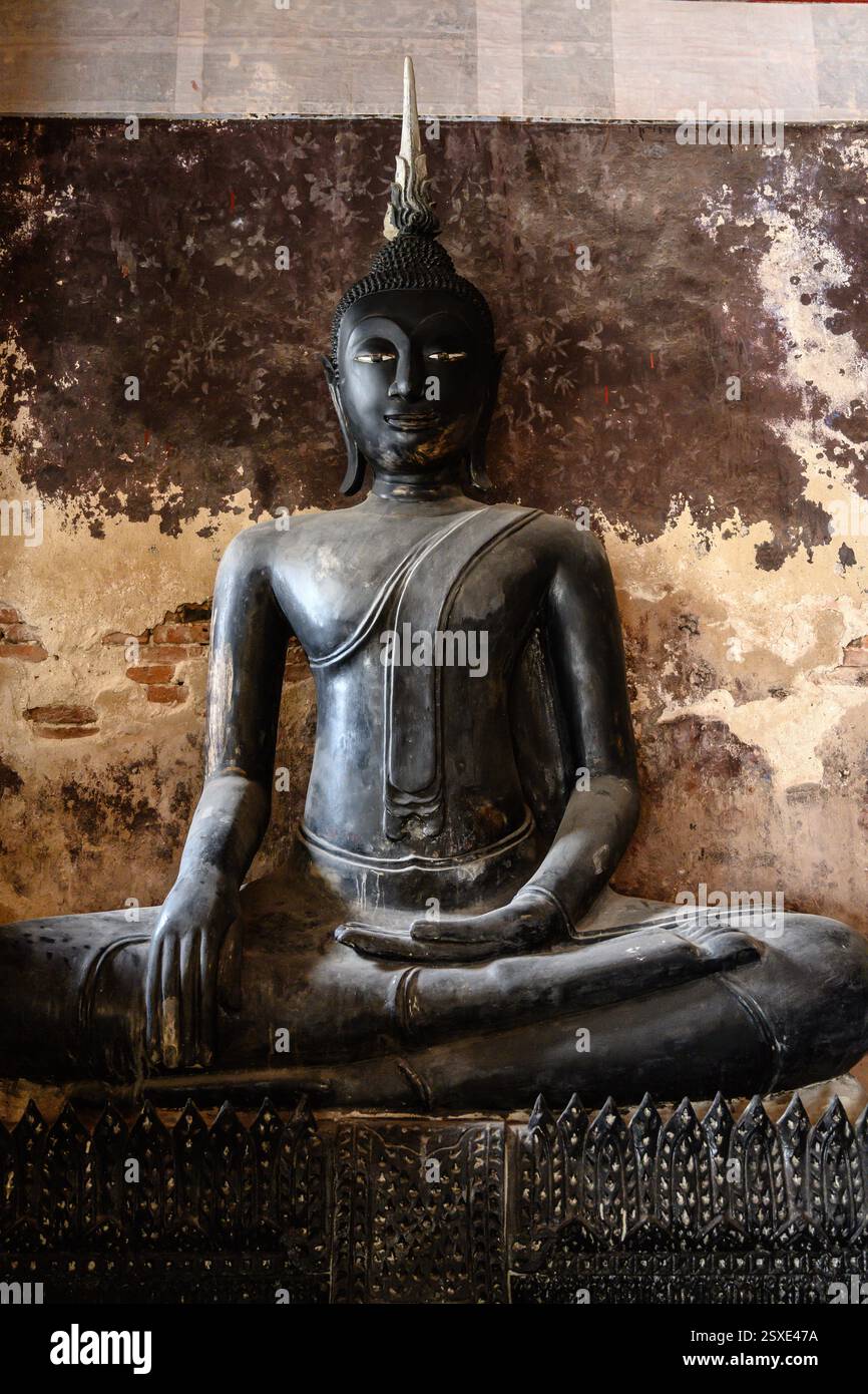 Bangkok, Thailandia. 20 febbraio 2025. Una statua di Buddha nero in mostra nel Tempio Wat Suthat Thepwararam. Foto Stock