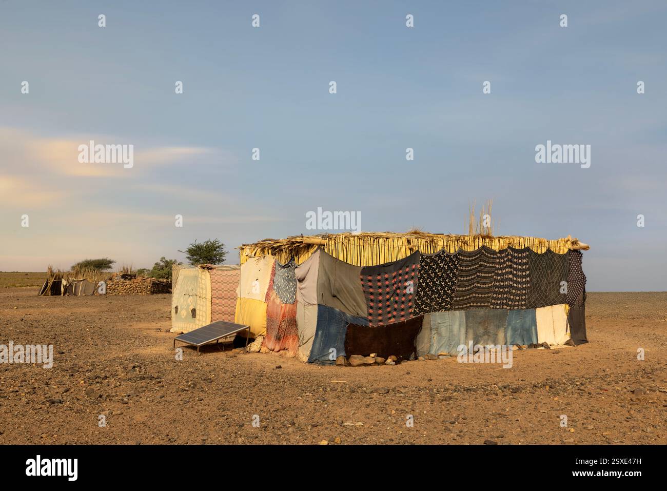 Vita nomade a Erg Chigaga, un vasto deserto di dune di sabbia in Marocco. Foto Stock