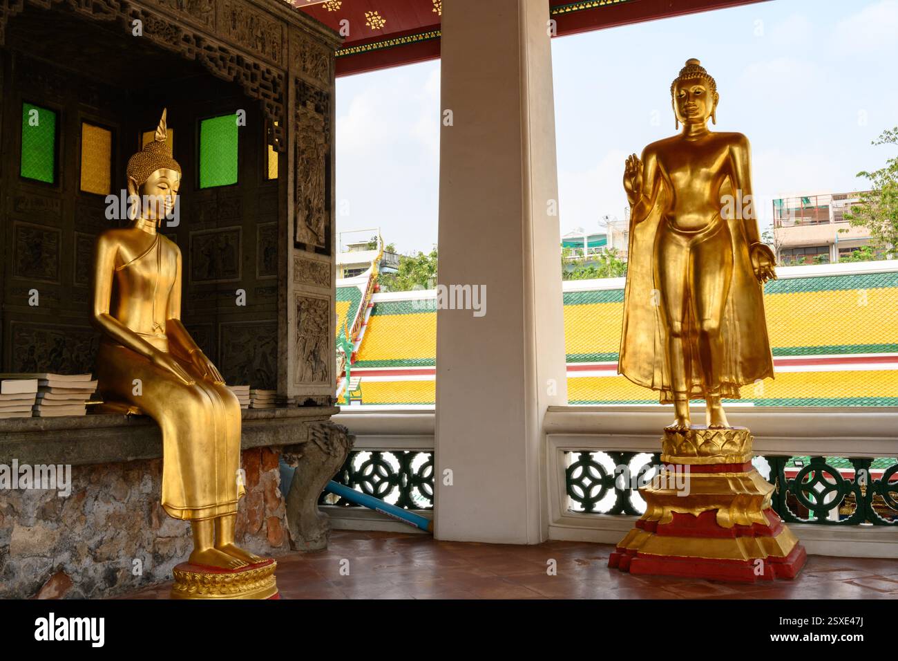 Bangkok, Thailandia. 20 febbraio 2025. Statue buddiste dorate in un padiglione presso il Wat Suthat Thepwararam. Foto Stock