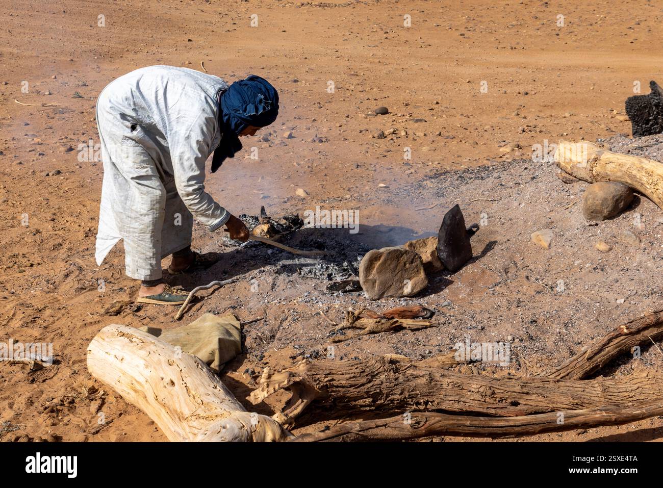 Vita nomade a Erg Chigaga, un vasto deserto di dune di sabbia in Marocco. Foto Stock