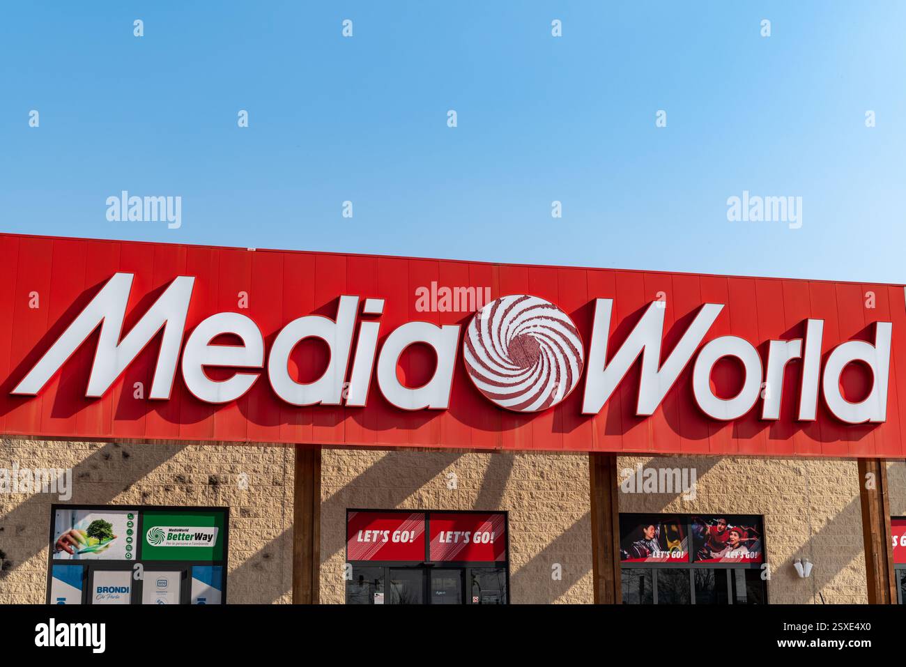 Mediaworld Store è il punto di riferimento per l'elettronica di consumo, i clienti possono esplorare un'ampia gamma di prodotti e offerte innovative sulle ultime novità Foto Stock