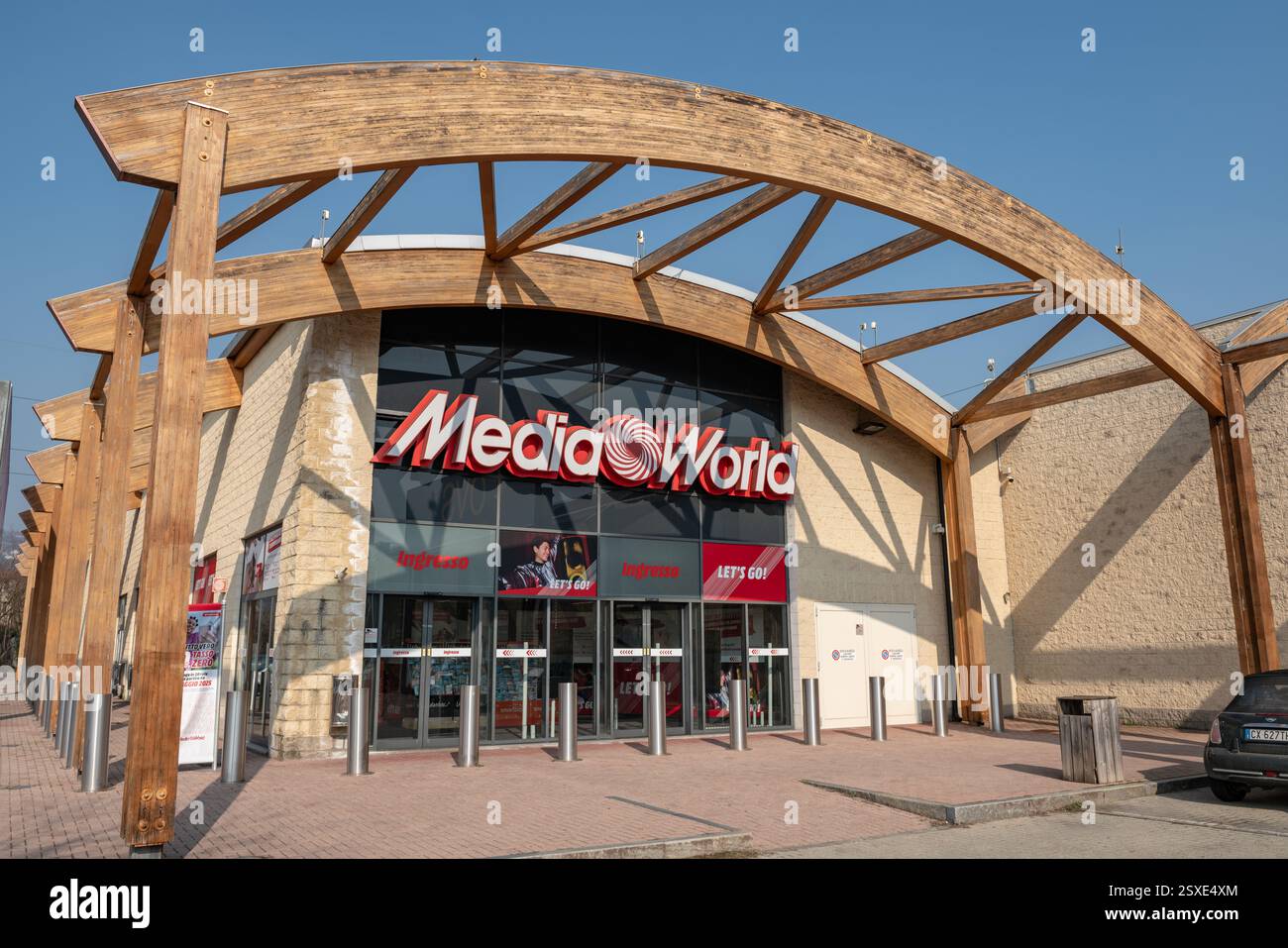 Mediaworld Store è il punto di riferimento per l'elettronica di consumo, i clienti possono esplorare un'ampia gamma di prodotti e offerte innovative sulle ultime novità Foto Stock