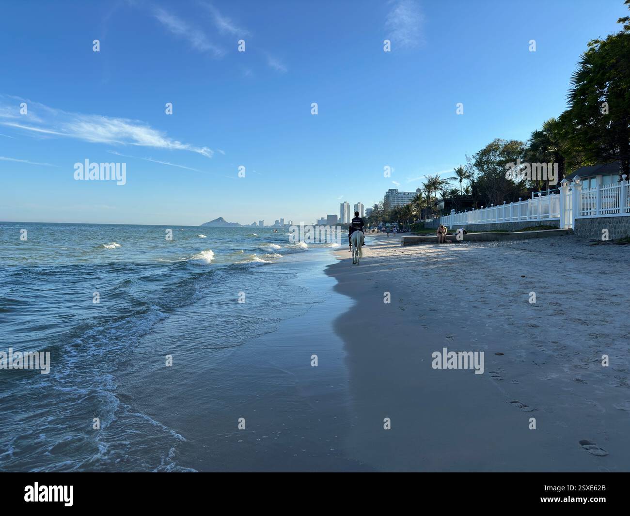 Hua Hin, Tailandia - dicembre 31 2023, Vista della spiaggia di Hua Hin in serata. - Immagine stock catturata con smartphone
