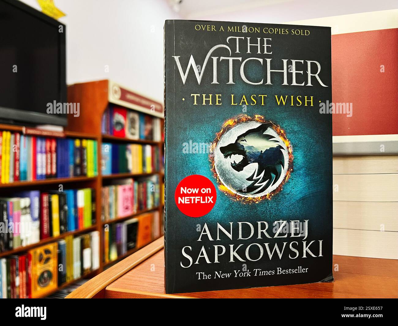 Leopoli, Ucraina - 20 febbraio 2025: Il libro The Witcher di Andrzej Sapkowski in mostra in una libreria Foto Stock