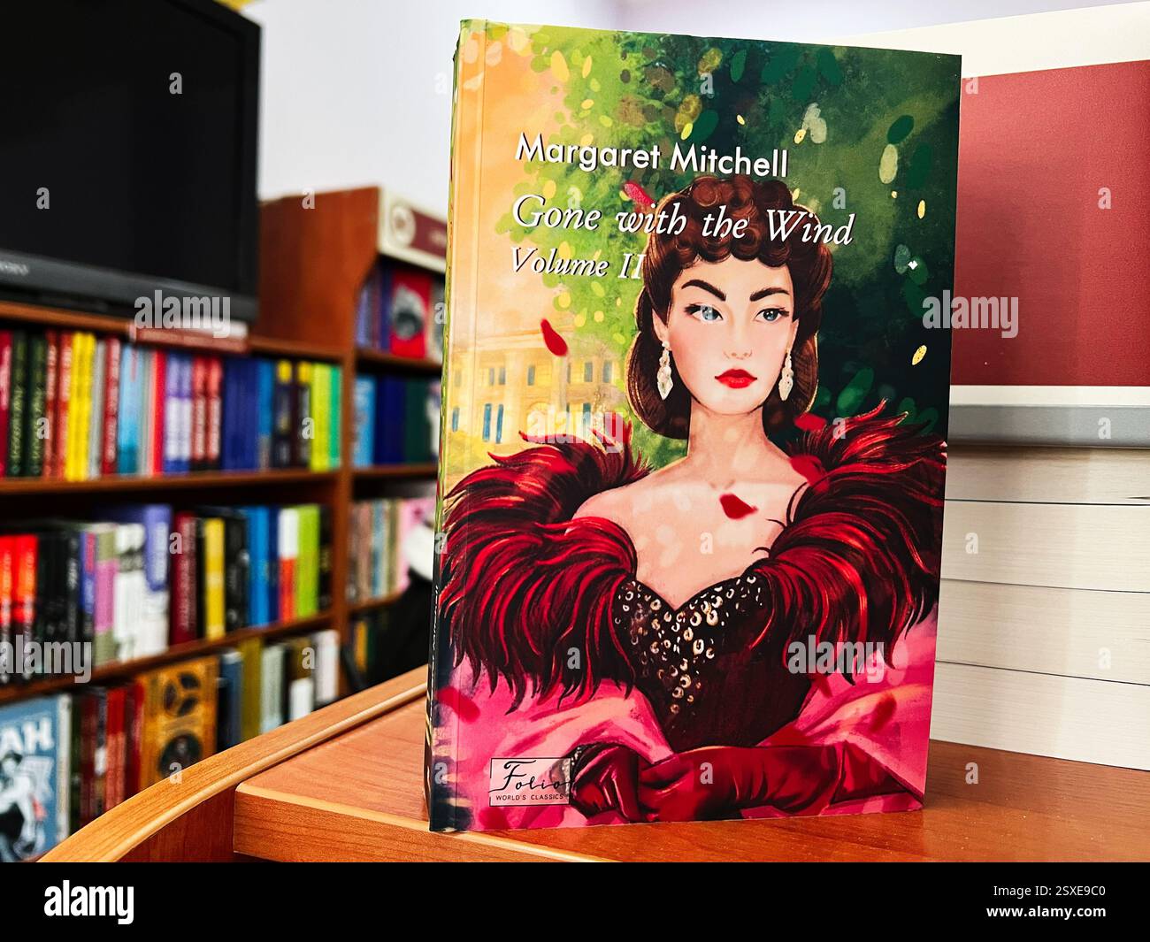 Leopoli, Ucraina - 20 febbraio 2025: Copertina del libro "Gone with the Wind volume II" di Margaret Mitchell in una biblioteca Foto Stock