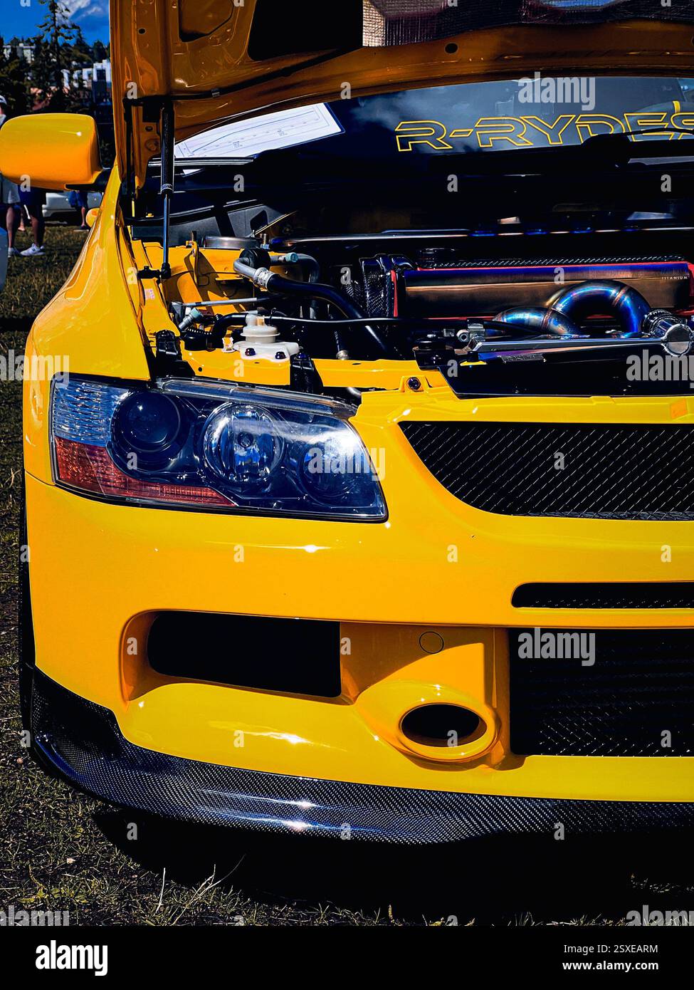Vibrant Yellow Car con cofano aperto Foto Stock