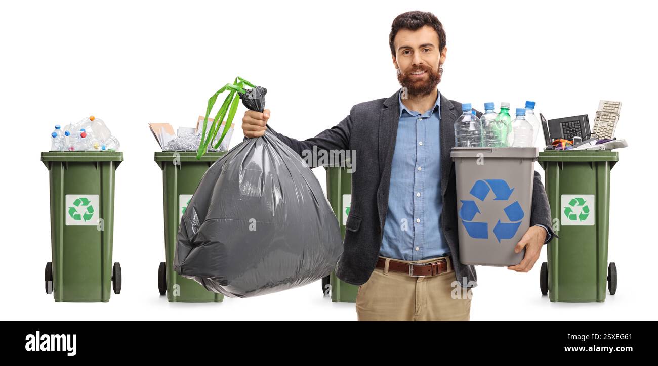 Uomo che tiene in mano un sacchetto per la spazzatura e un cestino per il riciclaggio pieno di bottiglie di plastica isolate su sfondo bianco Foto Stock