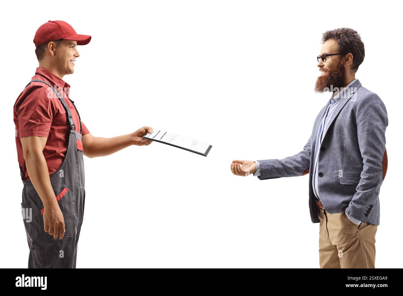 Corriere maschile che consegna un documento ad un uomo barbuto isolato su sfondo bianco Foto Stock