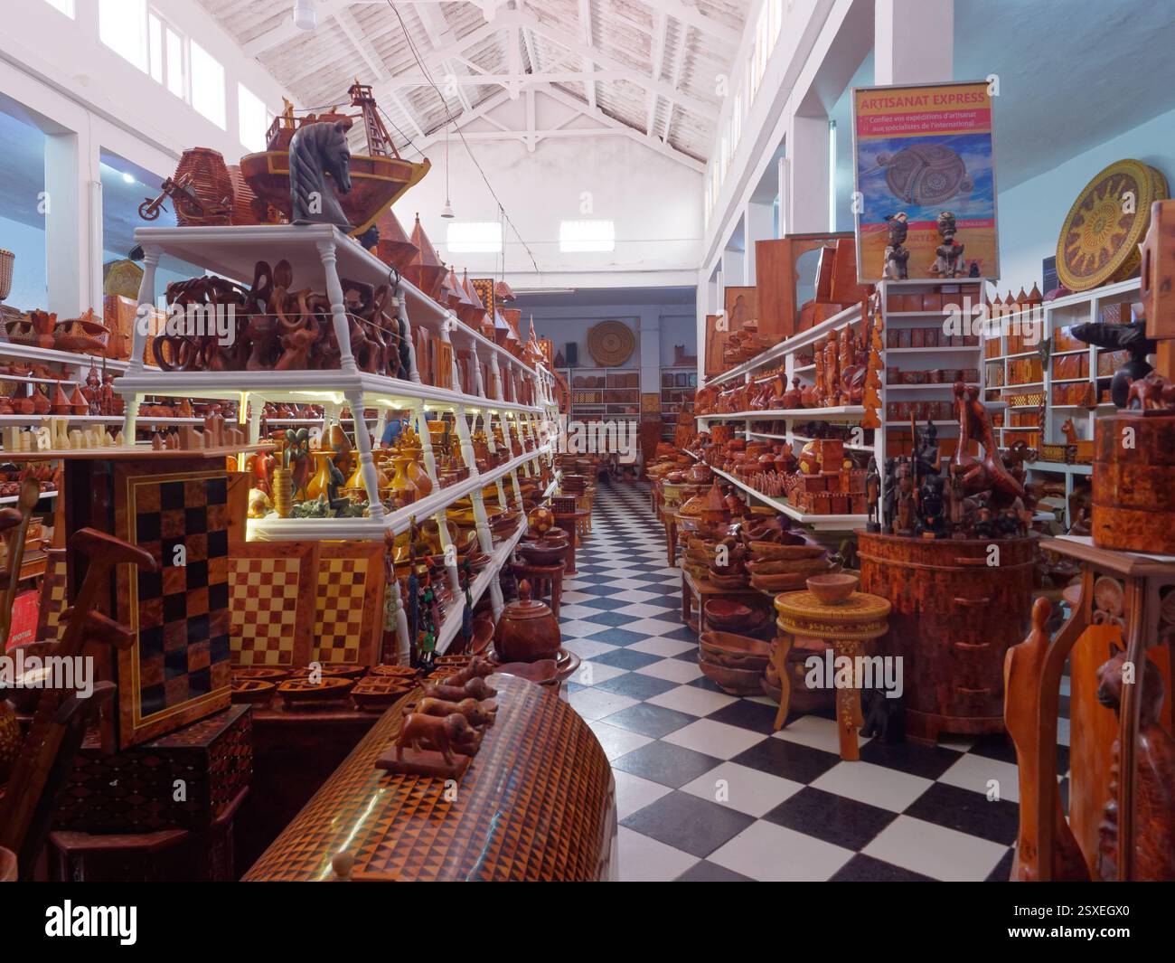 Interno di splendidi prodotti artgiani fatti a mano, tutti realizzati in legno, nella città di Essaouira, Marocco, febbraio 2025 Foto Stock