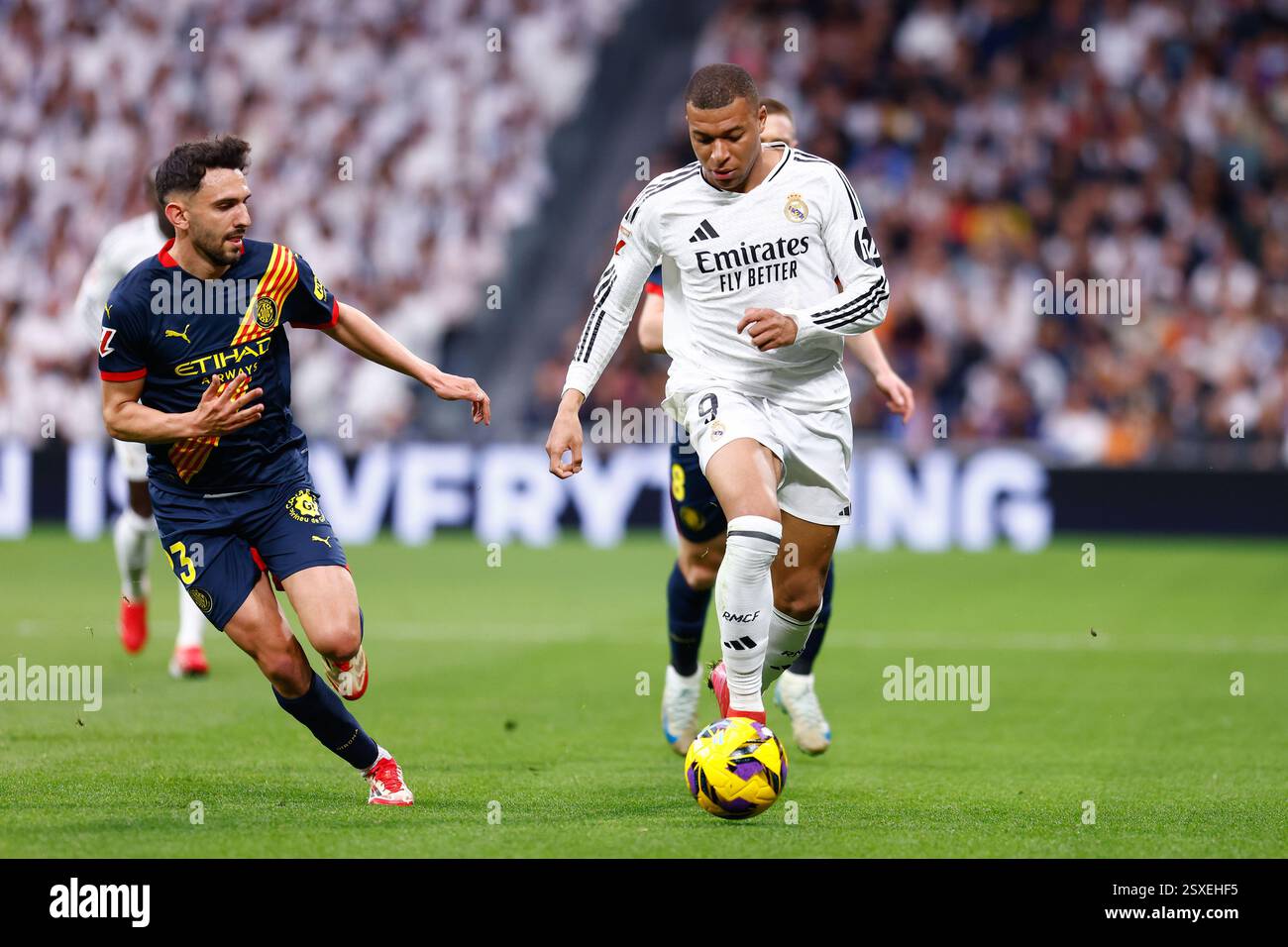 Kylian Mbappe del Real Madrid e Ivan Martin del Girona FC durante la partita di calcio della Liga spagnola tra il Real Madrid e il Girona FC il 23 febbraio 2025 allo stadio Santiago Bernabeu di Madrid, Spagna Foto Stock
