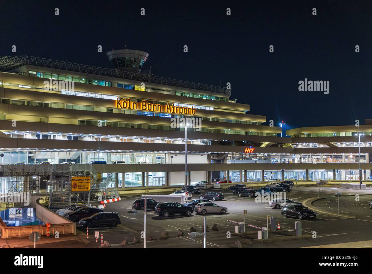 COLONIA, GERMANIA, FEBRURARY 23, 2025: Esterno dell'aeroporto di Colonia Bonn CGN di notte esterno dell'aeroporto di Colonia Bonn CGN di notte *** Köln, DE Foto Stock
