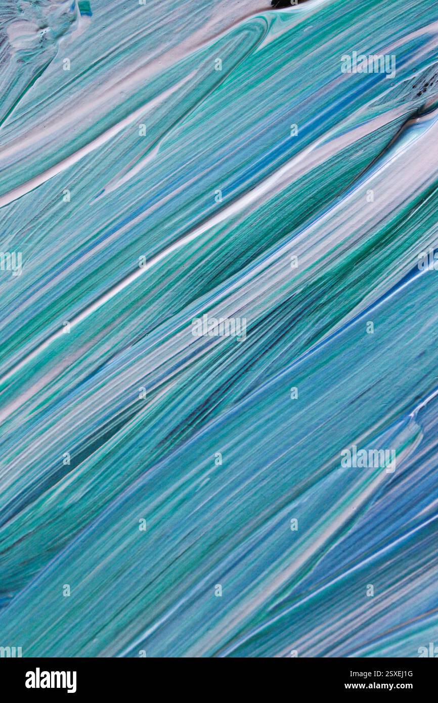 Una fotografia ravvicinata di opere d'arte fatte a mano. Pennellate e consistenza di vernice turchese e blu su carta Foto Stock