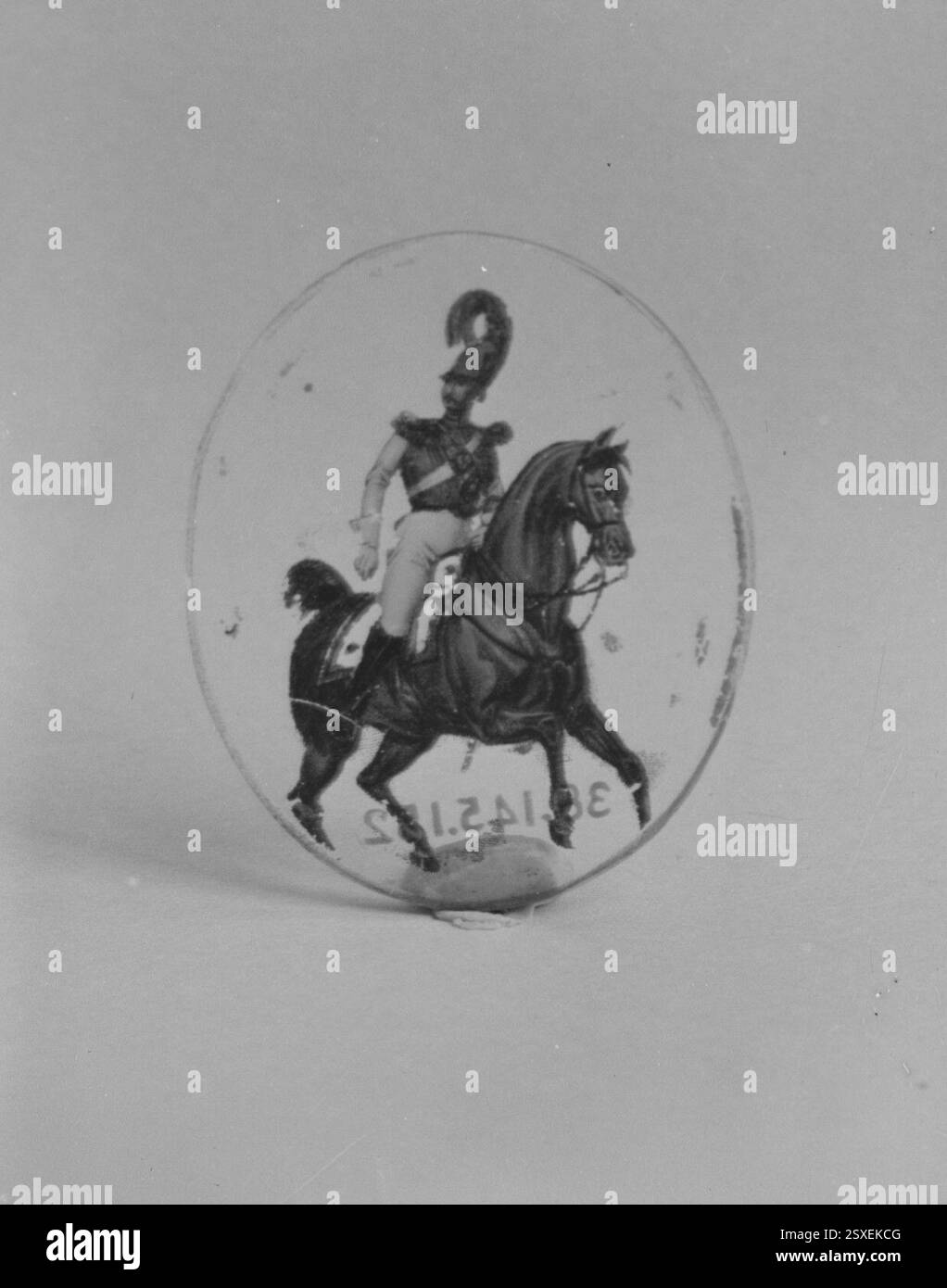 Questo medaglione francese del XIX secolo è realizzato in vetro e presenta intricati disegni dipinti. Medaglioni come questo erano oggetti decorativi popolari negli anni '1800, spesso caratterizzati da ritratti o temi allegorici. Foto Stock