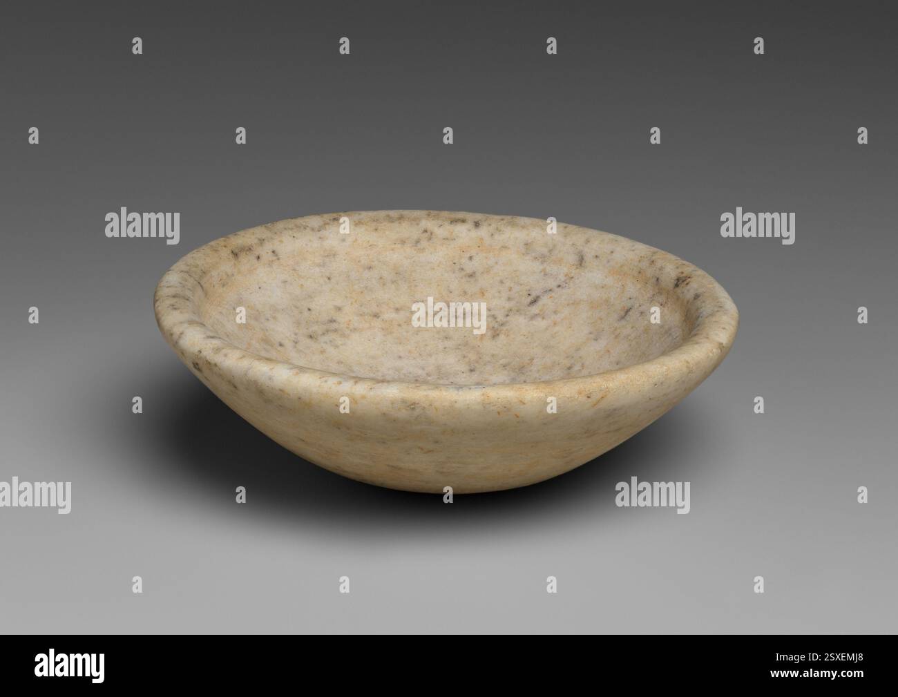 Ciotola di marmo. Cicladi, ca. 2700–2200 a.C. Questa ciotola di marmo delle prime Cicladi II presenta un labbro ispessito, caratteristico dei vasi in pietra del periodo, che riflette l'artigianato e la cultura dei materiali dell'età del bronzo Egeo. Foto Stock