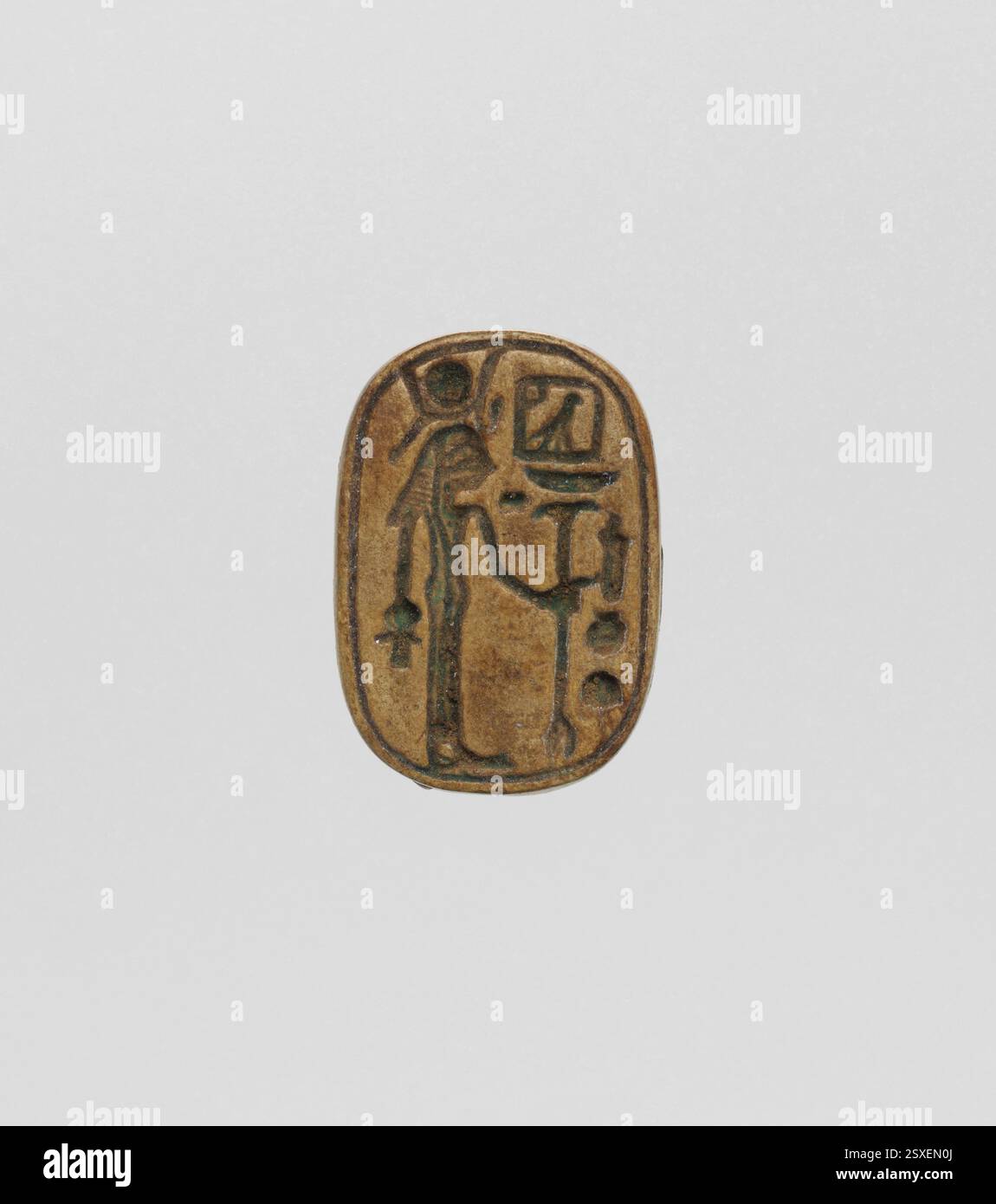 Placca con Hathor, padrona di Iwnw, e un testo sul lato opposto, risalente al nuovo Regno, periodo Ramesside, ca. 1295–1070 a.C. realizzato in steatite, questo oggetto è stato utilizzato in contesti religiosi e funerari. Foto Stock