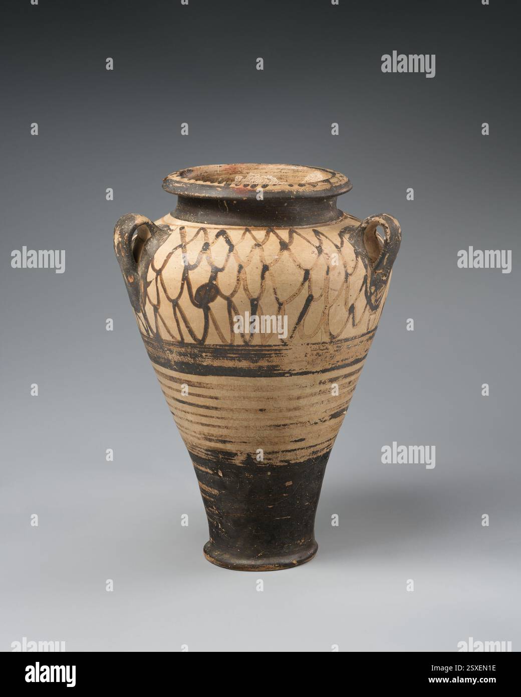 Un vaso pithoid in terracotta della civiltà micenea, risalente al XIII secolo a.C. Il vaso a forma di pera ha tre manici e un motivo a scala sulla spalla, tipico delle ceramiche della tarda età del bronzo. Foto Stock