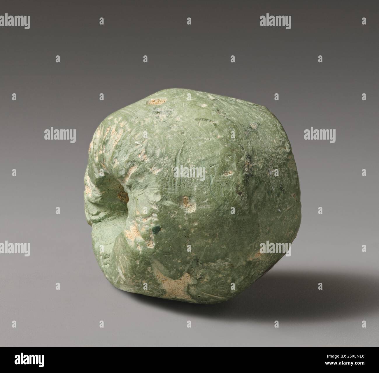 Mandrino realizzato in picrolite, risalente al periodo Calcolitico (4000–3001 a.C.). Questo strumento è stato utilizzato nella prima produzione tessile. Foto Stock