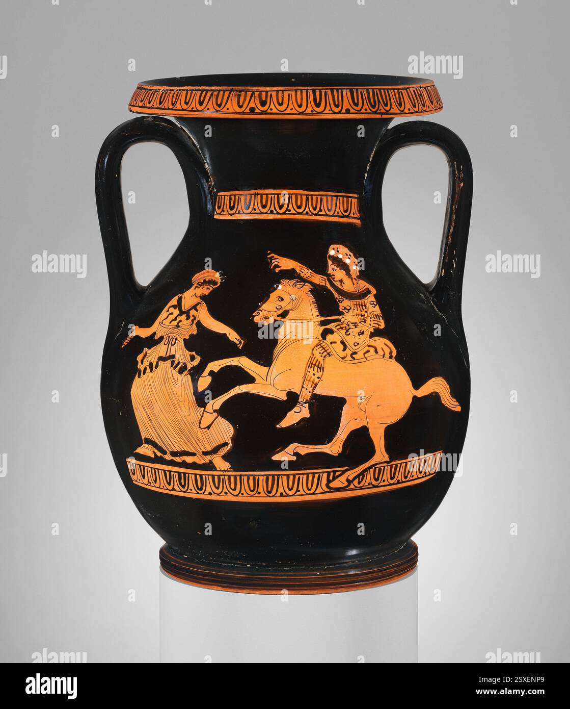 Pelike di terracotta (barattolo di vino) attribuito al gruppo Helbig-Reverse, inizio IV secolo a.C., raffigurante una ragazza inseguita da un cavaliere orientale e da due giovani, che espone ceramiche greche a figura rossa. Foto Stock