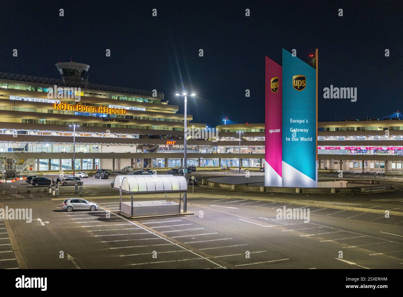COLONIA, GERMANIA, FEBRURARY 23, 2025: Esterno del CGN dell'aeroporto di Colonia Bonn di notte Foto Stock