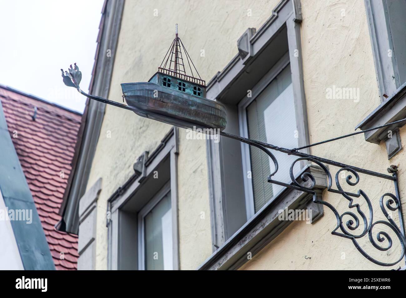 Una piccola nave decorativa è montata sull'edificio della birreria Neder in Germania. La nave è sostenuta da una staffa in ferro battuto. Saint-Martin-Straße, Forchheim, Baviera, Germania Foto Stock