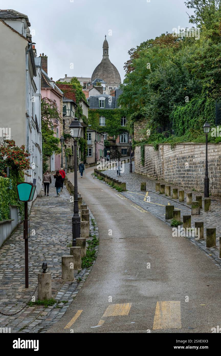 Rue de l'Abreuvoir a Montmartre con la cupola del Sacro cuore sullo sfondo, Parigi, Francia Foto Stock