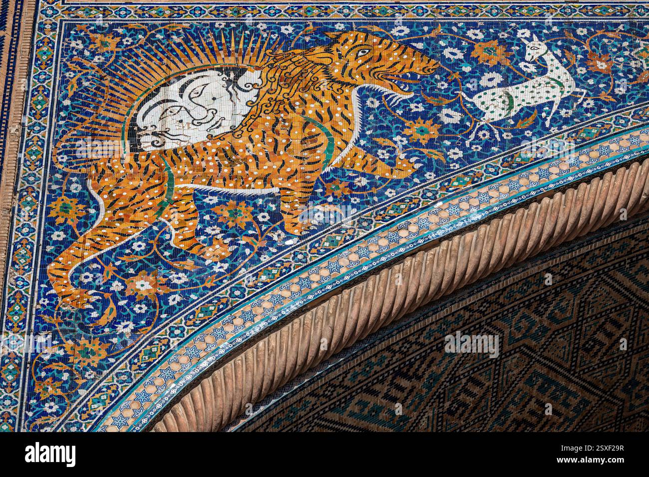 Dettaglio di una tigre e di un cervo sulle piastrelle della Madrassah Sherdor al Registan, Samarcanda, Uzbekistan Foto Stock