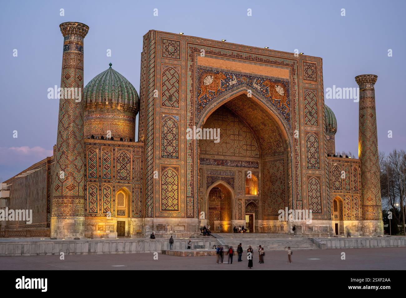 Ulugh Beg Madrasa al Registan, Samarcanda, Uzbekistan, in serata Foto Stock