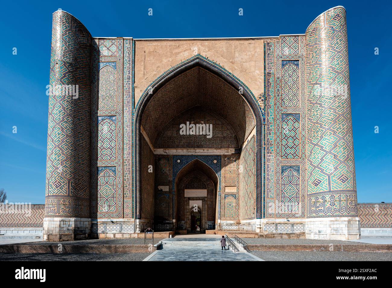Arcata d'ingresso alla Moschea Bibi-Khanym a Samarcanda, Uzbekistan Foto Stock