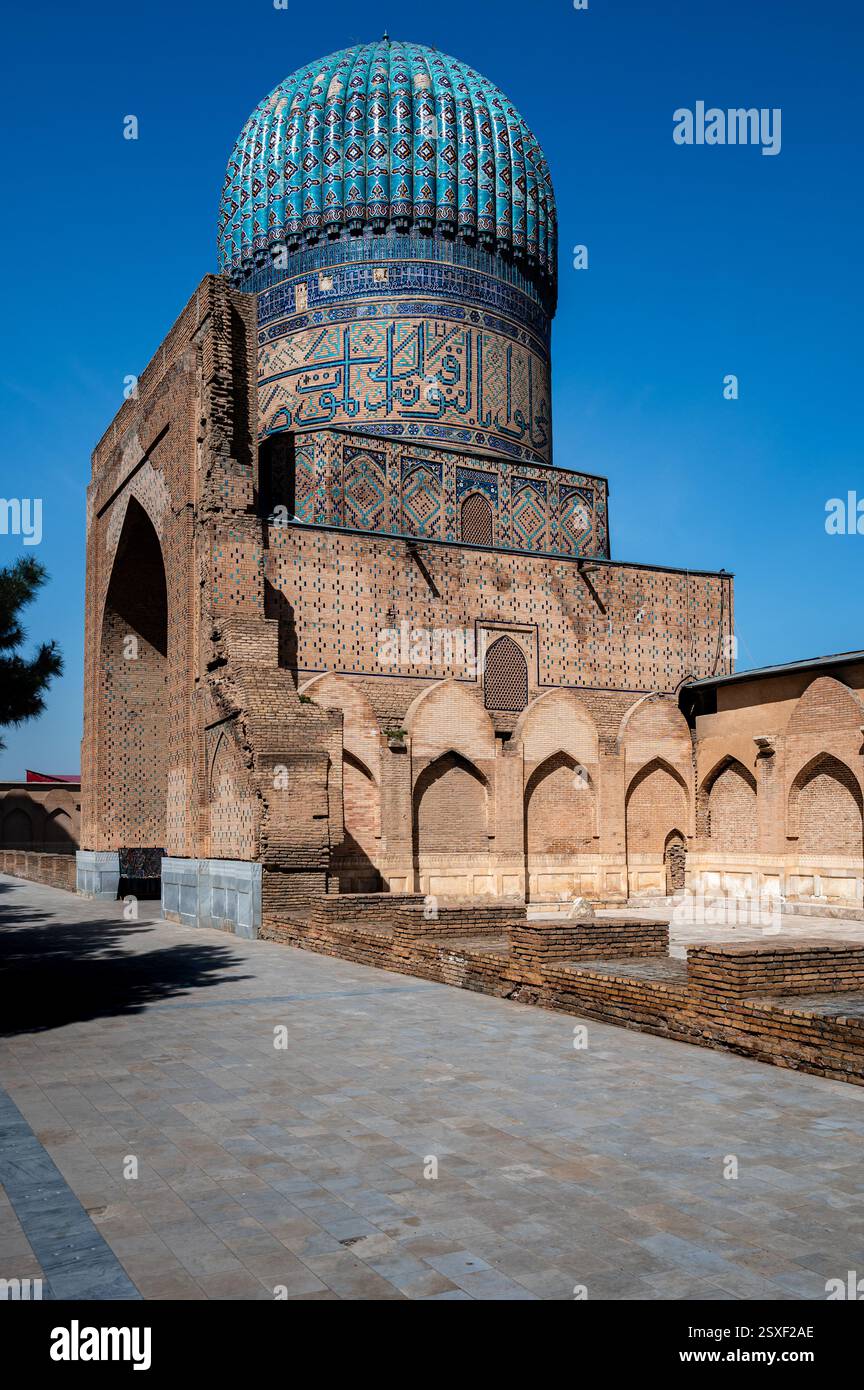 Cupola turchese e resti del complesso della moschea Bibi-Khanym a Samarcanda, Uzbekistan Foto Stock