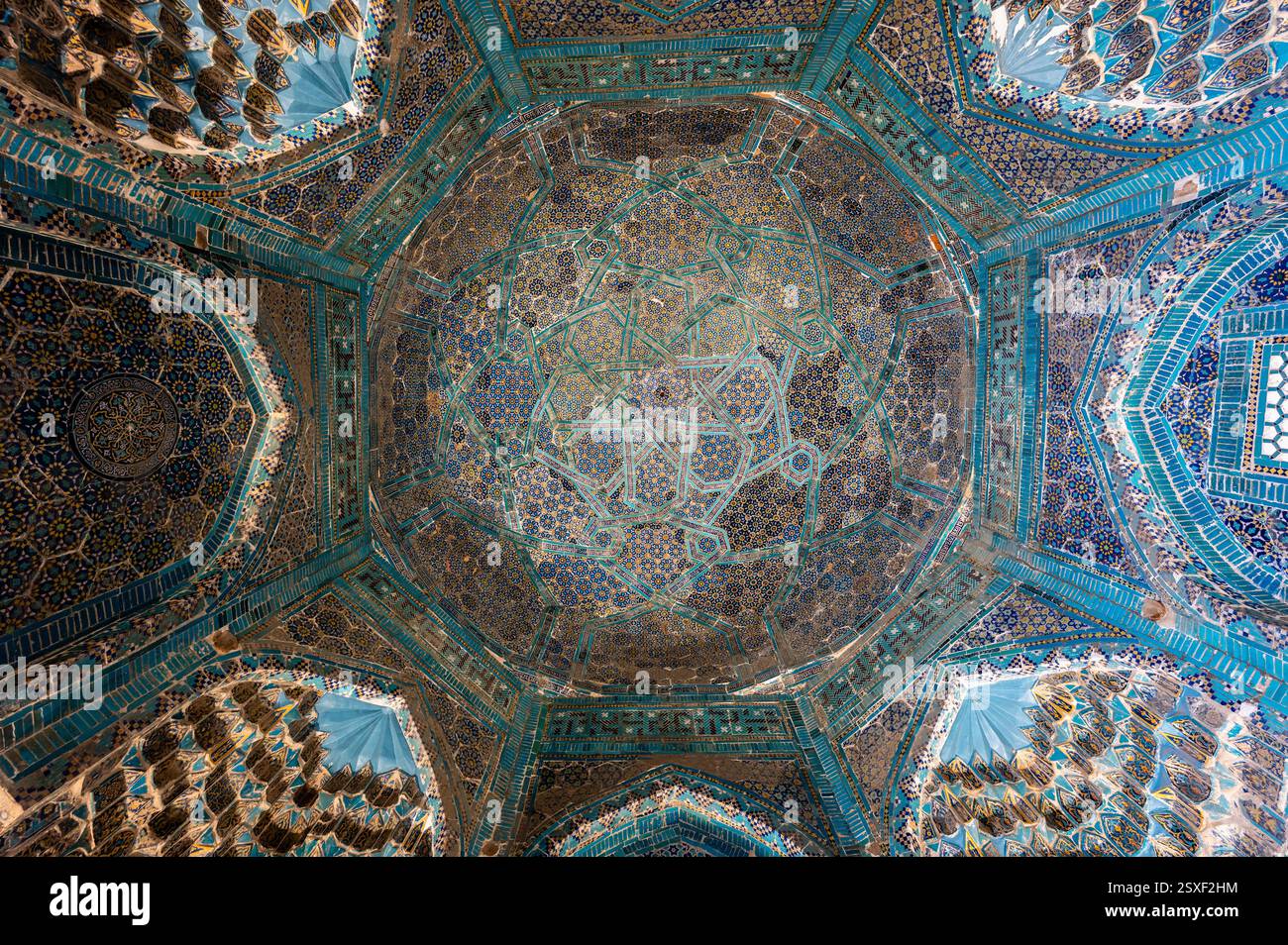 Cupola piastrellata a mosaico blu di un mausoleo a Shah-i-Zinda a Samarcanda, Uzbekistan Foto Stock