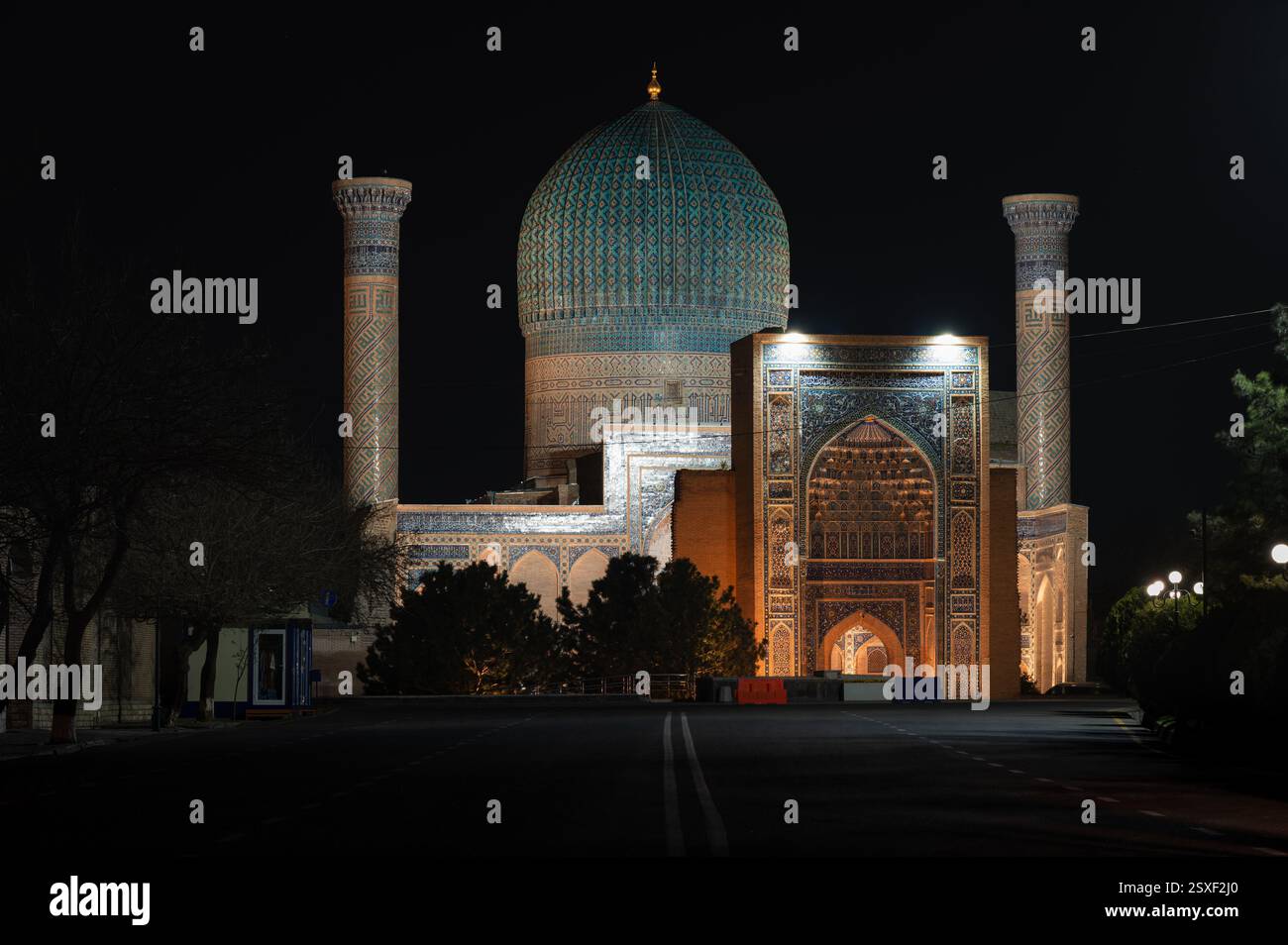 Il Mausoleo di Amir Temur Gur-i Amir Сomplex di notte a Samarcanda, Uzbekistan Foto Stock