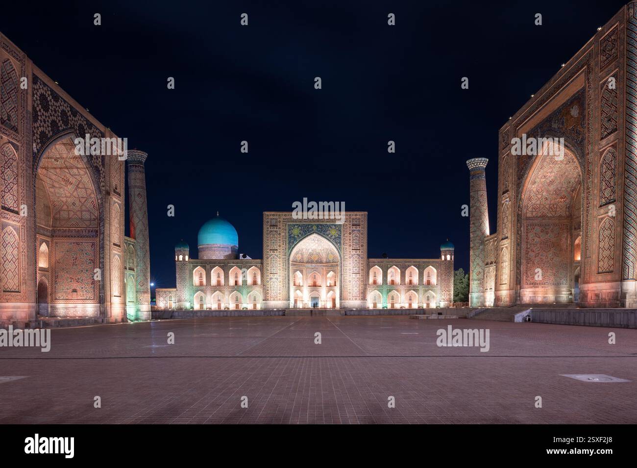 Vista frontale della Madrasa Tilya-Kori in piazza Registan a Samarcanda, Uzbekistan di notte Foto Stock