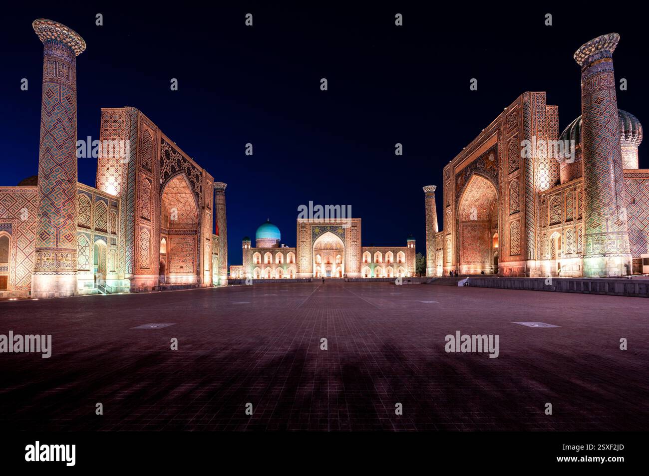 Panoramica del Registan di Samarcanda, Uzbekistan di notte Foto Stock