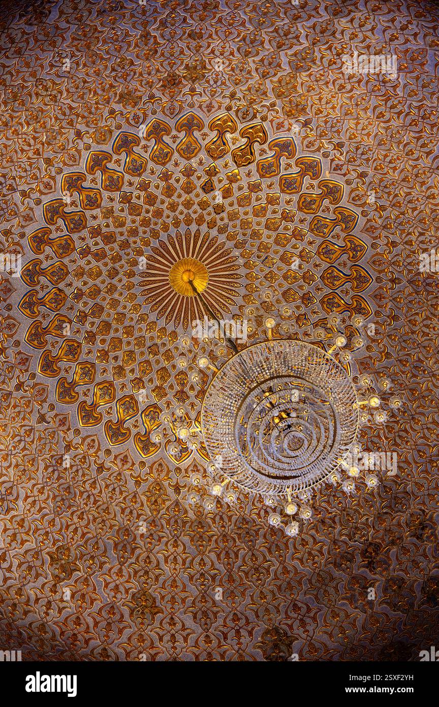 Vista dettagliata del soffitto a cupola del Mausoleo di Amir Temur Gur-i Amir Сomplex a Samarcanda, Uzbekistan Foto Stock