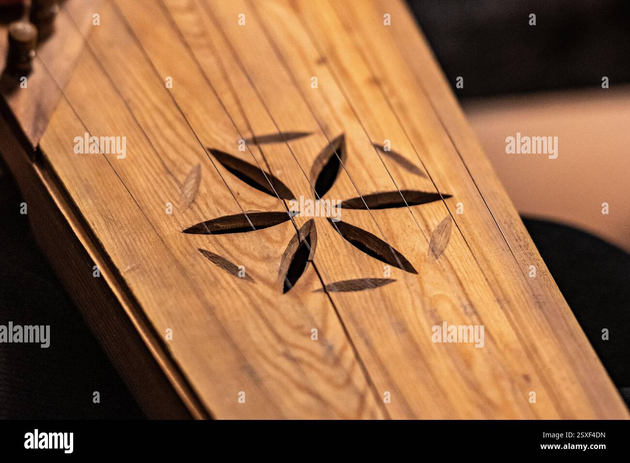 Dettaglio decorativo di Kankles, strumento lituano a pizzico appartenente alla famiglia baltica delle zither note come Baltico Foto Stock