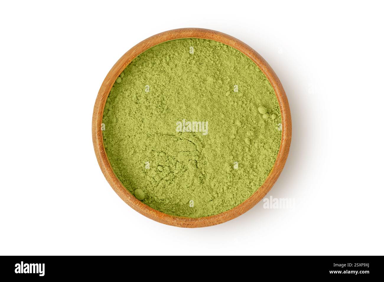 Tè verde Matcha in ciotola di legno su sfondo bianco Foto Stock