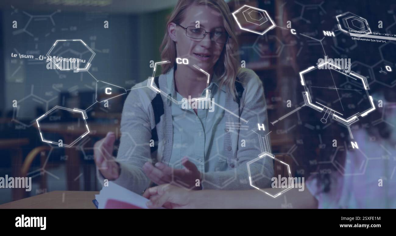 Immagine di elementi ed elaborazione dei dati su diverse studentesse felici che parlano in biblioteca Foto Stock
