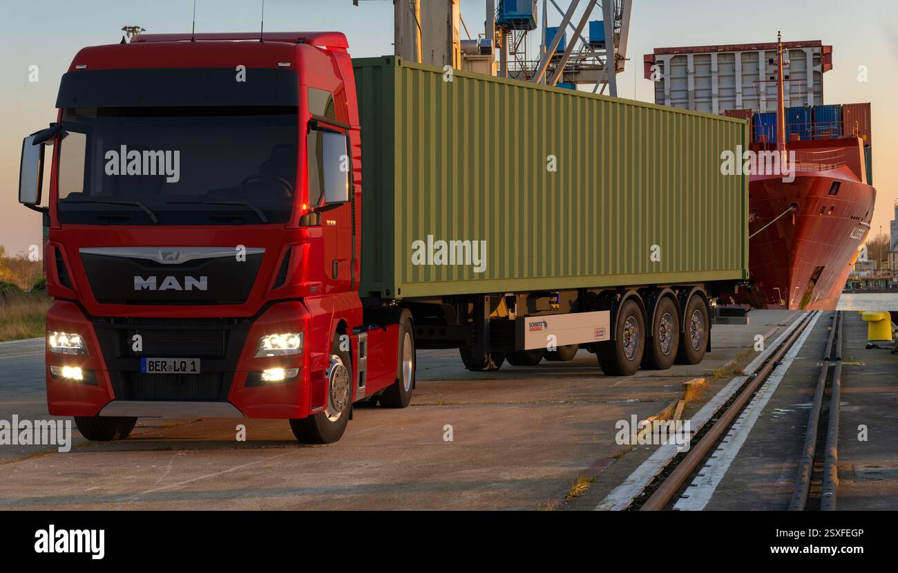 Camion MAN TGX con container Foto Stock